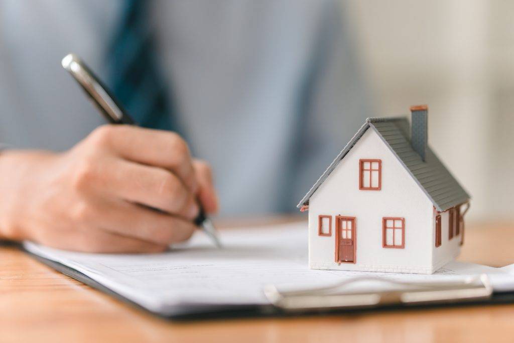 how to negotiate roof replacement with insurance